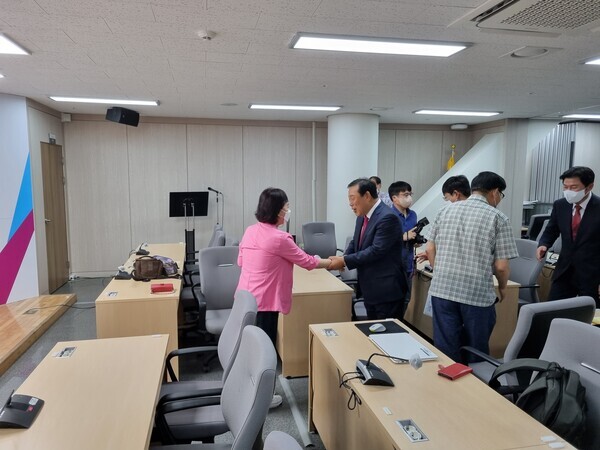 취임 첫날 기자실을 방문하여 언론인들과 인사를 나누는 최민호 세종시장 / 뉴스티앤티