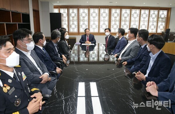 최민호 세종시장이 간부공무원들과 간담회를 하고 있다. / 세종시 제공