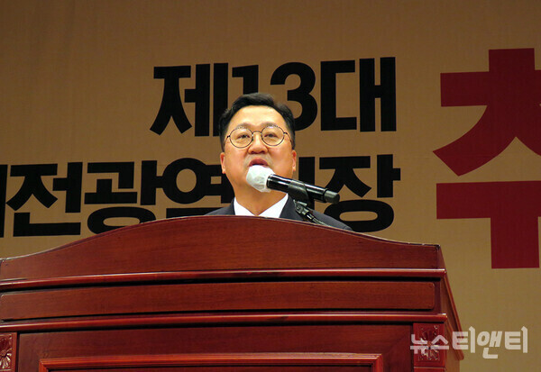 이장우 대전시장이 1일 시청 대강당에서 열린 취임식에서 민선 8기 시정 방향에 대해 설멍하고 있다. / 뉴스티앤티