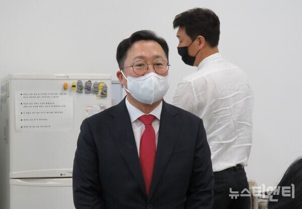 이장우 대전시장이 1일 기자들과의 오찬 간담회에서 지역현안 추진 방향을 설명하고 있다. / 뉴스티앤티