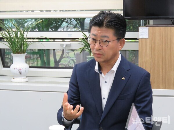 최충규 대덕구청장이 4일 대전시의회 기자실을 방문해 대덕구 주요 정책 방향에 대해 설명하고 있다. / 뉴스티앤티