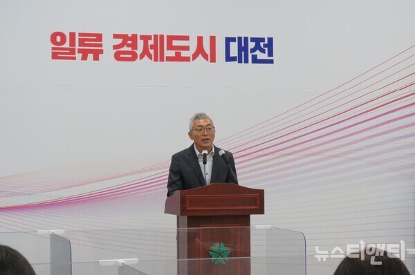 유철 대전시 소상공인과장이 7일 시청 브리핑룸에서 온통대전 운영 방향에 대해 설명하고 있다. / 뉴스티앤티