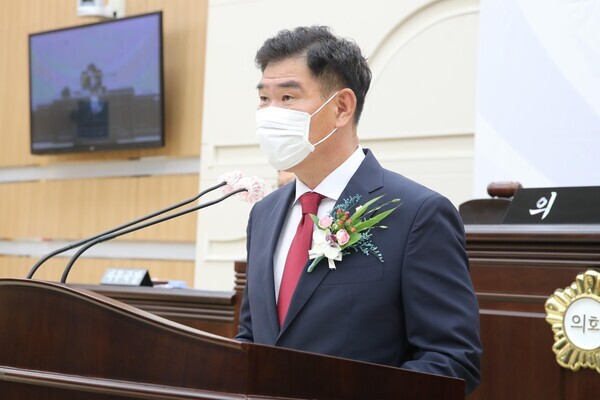 대전 동구의회 강정규 부의장이 지난 14일에 개최된 제265회 임시회 제1차 본회의에서 '천동중학교 및 구성중학교 설립 촉구건의안'에 대한 제안 설명을 하고 있다. / 대전 동구의회 제공