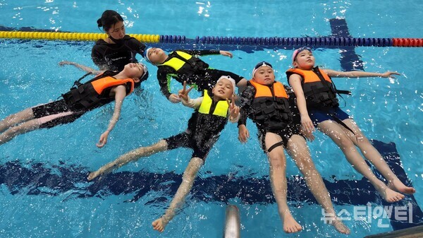 대전시교육청이 코로나19 일상회복에 따라 초등학생 생존(안전)수영교육을 재개한 가운데 대전성모초등학교 수영장에서 학생들이 생존수영 실기수업에 참여한 모습(2022.5.2) / 대전시교육청 제공