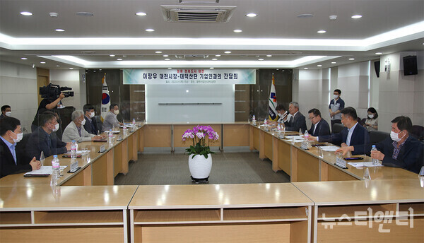 이장우 대전시장이 11일 대덕산단관리공단을 방문해 기업인들과 간담회를 갖고, 애로사항을 청취하고 있다. / 뉴스티앤티