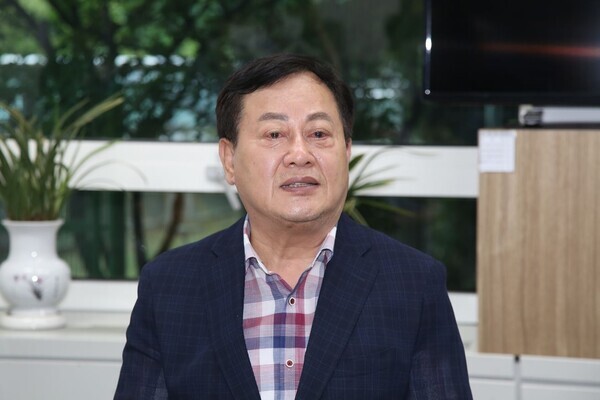 국민의힘 이은권 대전시당위원장이 17일 시의회 기자실을 방문해 향후 시당 운영 방향에 대해 설명하고 있다. / 뉴스티앤티