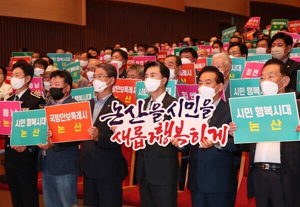 김태흠 충남지사가 19일 민선 8기 첫 시군 방문 세 번째로 논산을 방문하여 시민들과 미래 발전을 위한 소통의 시간을 갖고 있다. / 충남도청 제공