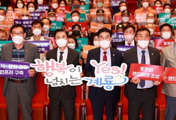 김태흠 충남지사는 19일 계룡시를 방문해 시민과의 대화를 통해 계룡시민의 생생한 현장의 목소리를 경청했다. / 계룡시청 제공