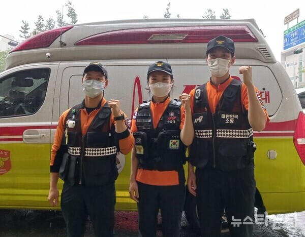 119구급차량에서 새 생명의 탄생을 도와준 구급대원들이 구급차량 앞에서 기념촬영을 하고 있다. (사진=왼쪽부터 소방교 김성희, 소방장 양아라, 소방교 김태완 / 대전 유성소방서 제공)