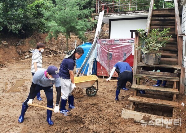 충남도 인재개발원 정예공무원 교육과정 교육생들이 24일 부여군 은산면 일대 포도·딸기 농가에서 집중호우에 침수·파손된 현장의 피해 복구를 지원하고 있다. / 충남도 인재개발원 제공