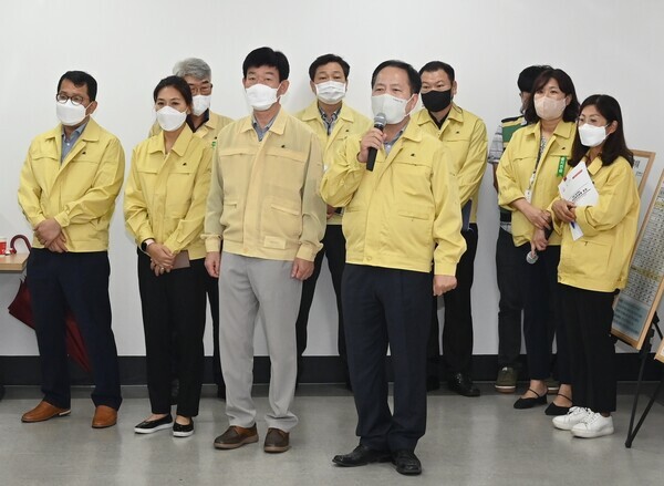 대전 중구의회는 지난 23일 을지연습장 지휘본부를 찾아 훈련상황을 보고받고 훈련 참여 공무원과 군 장병 등 관계자들의 노고를 격려하며 위문품을 전달했다. / 대전 중구의회 제공