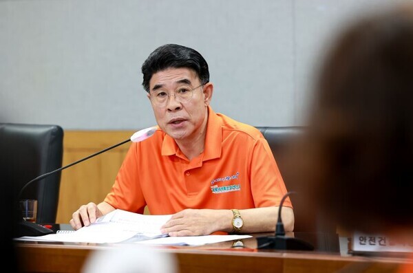 계룡시는 26일 시청 상황실에서 엑스포 홍보 티셔츠를 착용한 가운데 월중업무보고회를 개최한 가운데, 이응우 시장이 회의를 주재하고 있다. / 계룡시청 제공