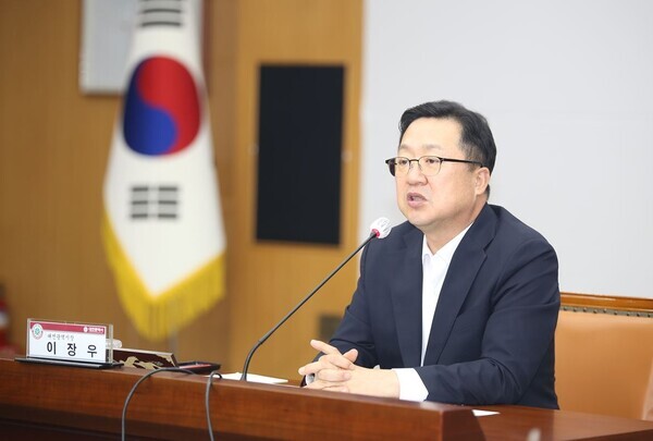 이장우 대전시장이 26일 시청 대회의실에서 열린 제1회 시·구협력회의에서 방위사업청 이전 부지로 세 곳을 검토 중이라 밝히고 있다. / 뉴스티앤티
