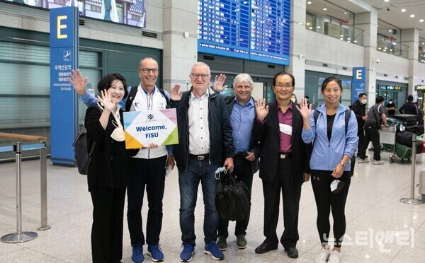 26일 레온즈 에더 국제대학스포츠연맹 회장 대행 등 4인으로 구성된 평가단이 인천공항을 통해 한국을 찾았다.  (왼쪽 2번째부터 레온즈 에더 국제연맹 회장대행, 마리안 디말스키 국제연맹 부회장, 에릭 생트롱 국제연맹 사무총장, 김윤석 유치위원회 사무총장, 징자오 국제연맹 하계국장) 
