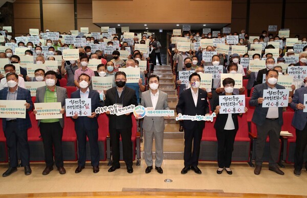 충남도는 지난 26일 호서대 아산캠퍼스에서 김 지사와 박경귀 아산시장·박종환 이통장연합회 충남도지부장 및 이통장 450여 명이 참석한 가운데 '이통장 공동 연수'를 개최한 가운데, 김태흠 지사가 인사말을 하고 있다. / 충남도청 제공