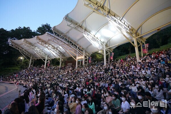 28일 보문산 야외음악당에서 '제9회 보문산 숲속의 열린음악회'가 열린 가운데 자리를 꽉 채운 시민들이 공연 시작을 기다리고 있다. / 대전시 제공