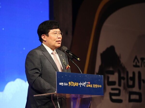 윤창현(국민의힘, 비례) 국회의원이 지난 26일 동구 소제동 전통나래관 일원에서 열린 '소제호 달밤 수다' 개막식에서 축사를 하고 있다.