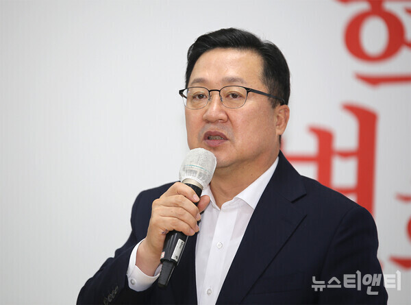 이장우 대전시장이 29일 열린 국힘 대전시당 광역의원 워크숍에서 대덕구청사 이전을 적극 지원하겠다는 의사를 밝히고 있다. / 뉴스티앤티