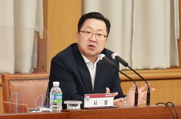 이장우 대전시장이 29일 시청 대회의실에서 열린 주간업무회의에서 민선8기 공약사업 실국별 실천계획을 보고 받고, 시민 혈세가 누구되지 않도록 꼼꼼히 검토할 것을 당부하고 있다. / 대전시 제공