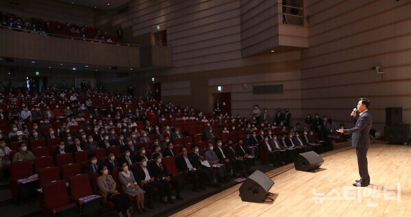 김태흠 충남도지사가 29일 민선 8기 다섯 번째 시군 방문지인 천안시를 방문한 가운데 시민과 소통하는 시간을 가졌다.