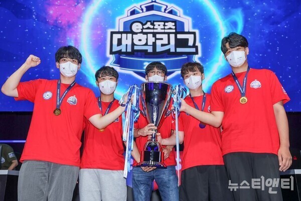 충남대학교 이스포츠팀이 28일 광주 동구 광주이스포츠경기장에서 열린 2022 이스포츠 대학리그 2일차 리그 오브 레전드(LoL) 종목에서 우승을 차지한 가운데 기념촬영을 하고 있다. / 대전시 제공