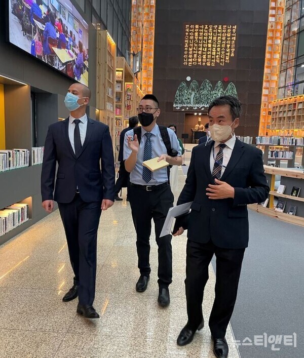 불가리아 소피아 시 케레조프 겐초(Kerzov Gencho) 디지털혁신국장(왼쪽)이 교류협력 의향서 체결후 세종시청을 시찰하고 있다. / 세종시 제공