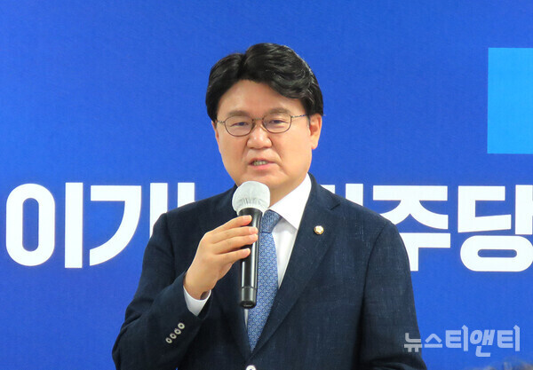 더불어민주당 황운하 대전시당위원장이 30일 취임 첫 기자간담회를 열고 ‘혁신’과 ‘통합’으로 대전시민들의 사랑을 받는 민주당을 만들겠다는 포부를 밝히고 있다. / 뉴스티앤티