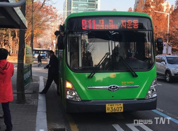 대전시가 다음 달부터 시행하려던 시내버스 6개의 버스 노선 조정을 연기한다.(사진=대전시내버스. 본 기사와 관련 없음 / 뉴스티앤티 DB)