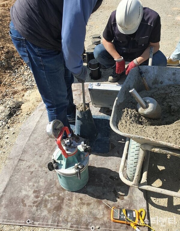 대전시가 건설현장의 부실공사를 사전에 차단하기 위해 대규모 공사현장을 대상으로 집중 점검을 실시한다.(사진=상반기 점검 모습 / 대전시 제공)