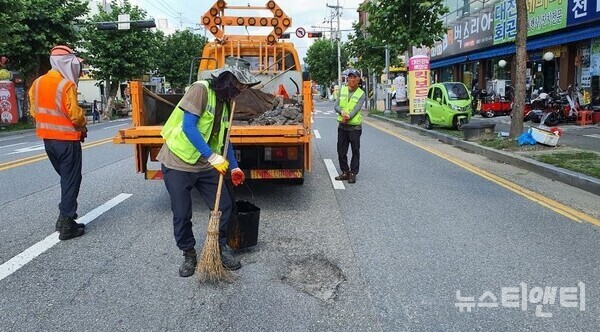 대전시가 장마철 집중호우로 급증한 도로파임(포트홀)에 대한 일제 조사를 실시, 1,072건의 보수를 완료했다.(사진=도로파임 보수공사 모습 / 대전시 제공)
