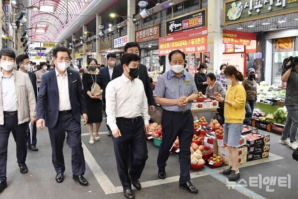 최상대 기획재정부 제2차관이 31일 청주시를 방문해 추석명절 주요 성수품의 물가동향과 민생현장을 점검하고 있다. (사진=최상대 제2차관이 육거리시장을 방문한 모습 / 충북도 제공)
