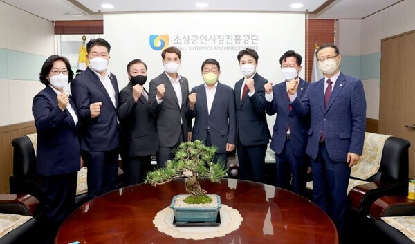 제9대 전반기 대전시의회 의장단 및 상임위원장단이 31일 소상공인시장진흥공단을 방문하여 박성효  이사장을 만나 각종 현안에 대해 의견을 나누는 시간을 가졌다. / 대전시의회 제공