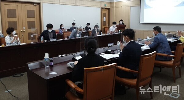 대전시가 여성가족부 성별영향평가에서 광역자치단체 1위에 선정돼 국무총리상을 수상했다.(사진=2021년 성별영향평가 위원회 개최 모습 / 대전시 제공)