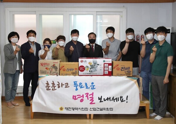 이병철(국민의힘, 서구4) 대전시의원은 1일 추석을 앞두고 서구 갈마동에 위치한 ‘향기로운 지역아동센터’를 방문했다고 밝혔다. / 대전시의회 제공