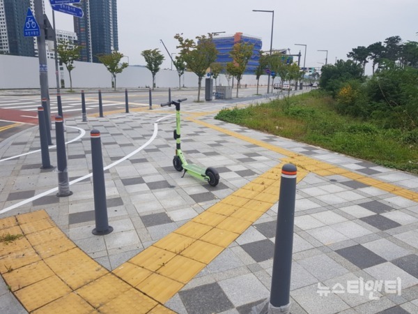 세종시가 길거리에 무단 방치되거나 불법 주·정차된 자전거 및 개인이동장치를 즉시 견인 또는 이동 조치할 수 있는 법적 근거를 마련하기 위해 조례 개정을 추진한다. / 세종시 제공