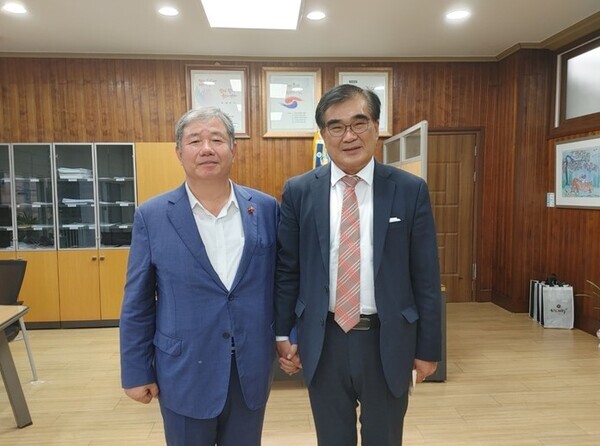 대전상공회의소 정태희 회장은 2일, 김기웅 서천군수를 찾아 대전상의 서천지회 설립 취지를 설명하는 한편, 지역경제 활성화 및 상호 협력 방안에 대한 의견을 교환했다.(사진 좌측부터 대전상의 정태희 회장, 김기웅 서천군수) / 대전상공회의소 제공