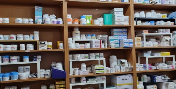 대전시 특별사법경찰이 약국 및 의약품 도매상을 대상으로 불법영업 행위에 대한 점검을 벌여 위반업소 4곳을 적발했다. (사진=사용기한이 지난 의약품 저장·진열 장면 / 대전시 제공)