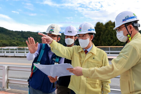 이응우 계룡시장이 지난 2일 제11호 태풍(힌남노)의 북상으로 강한 바람과 집중 호우에 따른 피해를 사전 예방하고자 건설공사장 등 주요 시설물에 대한 안전 점검을 실시하고 있다. / 계룡시청 제공