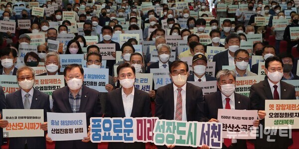 김태흠 충남도지사는 2일 서천 문예의전당에서 군민과의 대화를 진행했다. / 충남도 제공