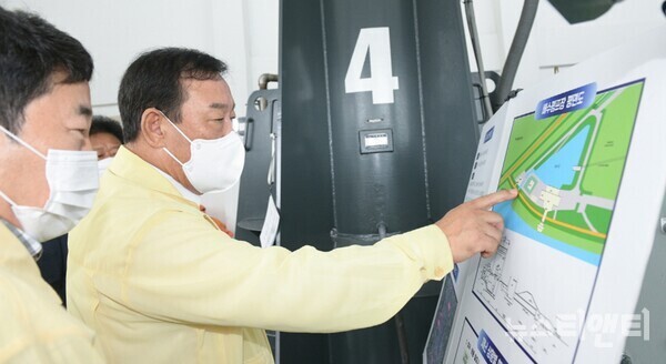 최민호 세종시장이 4일 태풍피해 우려지역에 대한 긴급 현장점검을 실시하고, 제11호 태풍 힌남노 북상에 따른 피해예방에 모든 행정력을 집중할 것을 지시했다.(사진=남리 배수펌프장 방문 모습 / 세종시 제공)