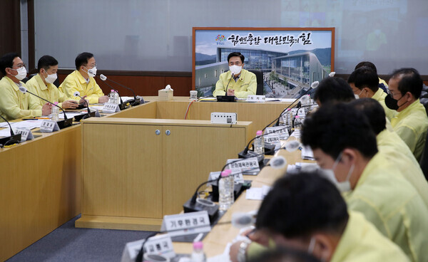 충남도는 4일 도청 재난상황실에서 북상 중인 제11호 태풍 '힌남노' 대비 긴급 상황 점검 회의를 개최한 가운데, 김태흠 지사가 회의를 주재하고 있다. / 충남도청 제공