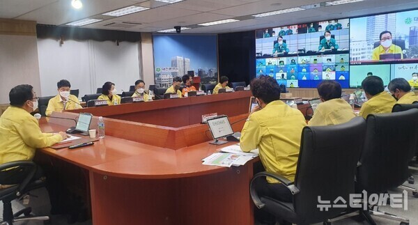 이장우 대전시장은 강력한 세력을 유지한채 북상 중인 제11호 ‘힌남노(HINNAMNOR)’ 로 인한 피해를 최소화하기 위해 비상대응체제에 돌입하라고 지시했다. (사진=이장우 시장(왼쪽)이 4일 오후 대통령 주제로 열린 태풍관련 긴급회의에 참석하고 있다. / 대전시 제공)