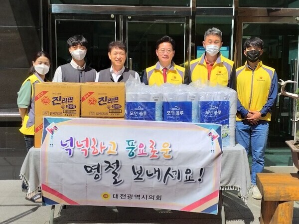 이재경 대전시의원이 추석을 앞두고 지난 2일 서구 장안동에 위치한 복지시설 '우리누리’을 방문해 직접 위문품을 전달하며 따뜻한 위로와 격려를 전했다. / 대전시의회 제공