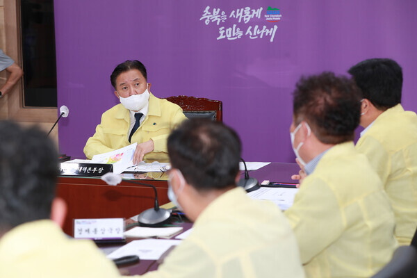 김영환 충북지사가 4일 오후 3시 도청 재난종합상황실에서 초강력 태풍 ‘힌남노’ 대비 협업부서 대책회의를 개최하고, 태풍 북상에 따른 대응태세를 점검하고 태풍 피해예방을 위한 선제 대응을 지시하고 있다. / 충북도청 제공