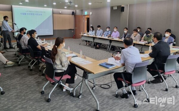 충남도가 매년 발생하는 장마철 노후 저수지 붕괴 사고를 예방하기 위해 시설보강사업을 추진한다.(사진=지난 8월 31일 도청에서 열린 협의회 모습 / 충남도 제공)