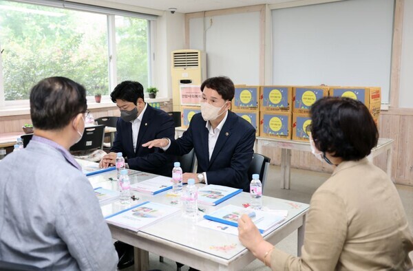 이상래 대전시의장은 추석을 맞아 5일 동구 판암동에 위치한 판암사회복지관을 방문해 관계자들을 격려하고 생필품을 전달했다. / 대전시의회 제공