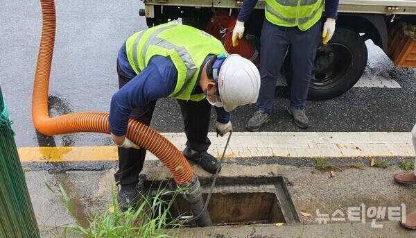 대전시가 5일 제11호 태풍 ‘힌남노(HINNAMNOR)’에 대비해 재난상황 비상2단계를 가동하고 81개 동(洞) 재해위험 취약시설에 대한 추가점검을 실시했다.(사진=도로변 빗물받이 배수구점검 모습 / 대전시 제공)
