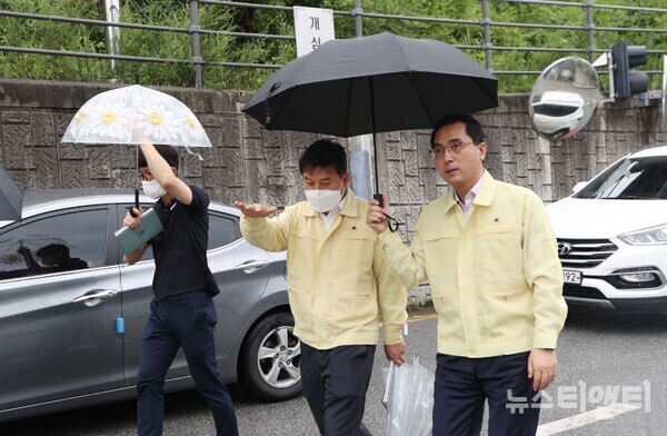 박희조 동구청장(오른쪽)이 5일 제11호 태풍 '힌남노'를 대비해 소정 지하차도 배수펌프장을 찾아 태풍 대비사항을 점검하고 있다. / 대전 동구 제공