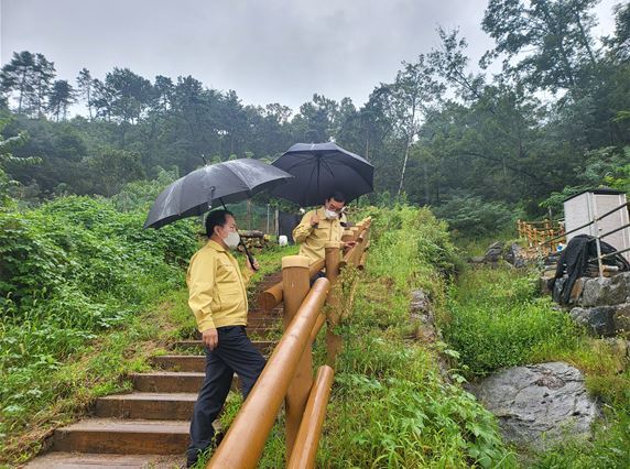 윤양수 대전 중구의회 의장과 김광신 중구청장이 5일 제11호 태풍 힌남노가 북상함에 따라 관내 취약지역에 대한 대비상황을 점검하고, 피해 우려 지역에 대한 예찰 활동을 실시하고 있다. / 대전 중구의회 제공