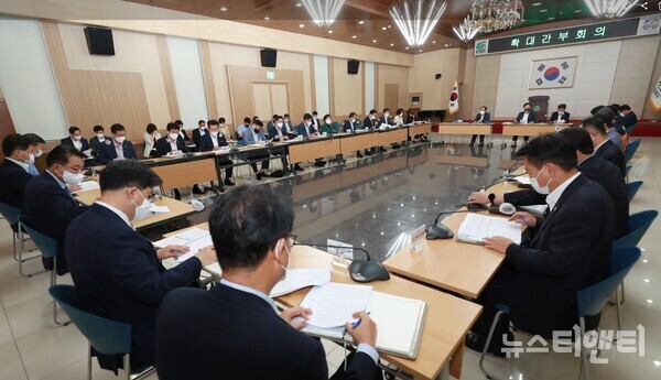 김영환 충북도지사는 5일 북상하는 제11호 태풍 힌남노와 관련해 피해가 발생하지 않도록 모든 행정력을 집중하라고 주문했다.(사진=5일 열린 확대간부회의 모습 / 충북도 제공)